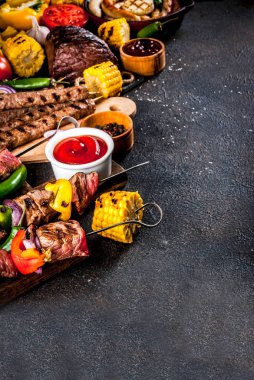 Çeşitler çeşitli barbekü yemek ızgara et, Barbekü partisi fest - şiş kebap, sosis, ızgara et fileto, taze sebze, sos, baharat, karanlık paslı beton, yukarıdaki tabloda kopya alanı