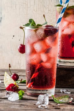 Yaz buzlu içecek içki, vişneli kola limonata ya da kokteyl eski rustik ahşap arka plan kopya alanı üzerinde uzun bardak mojito
