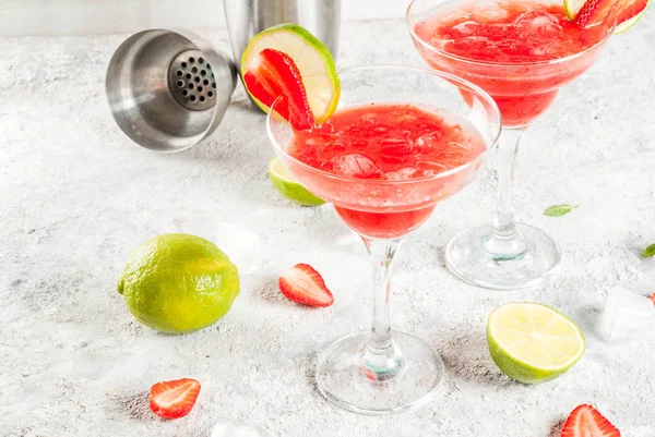 Kalter Erdbeer Margarita Cocktail Mit Eis Limetten Und Frischen Beeren — Stockfoto