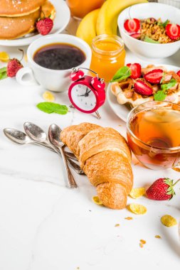 Sağlıklı kahvaltı yemek kavramı, çeşitli sabah gıda - gözleme, gözleme, kruvasan yulaf ezmesi sandviç ve granola yoğurt, meyve, meyveler, kahve, çay, portakal suyu, beyaz arka plan