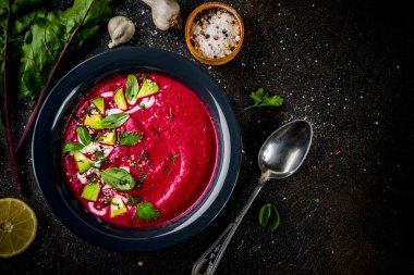 Vegan gıda, limon, avokado ve taze otlar kopya alanı üstten görünüm ile yaz soğuk pancar gazpacho çorbası