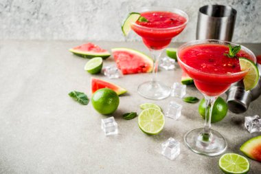 Karpuz dilimli karpuz, hafif beton arka plan kopya alanı ile kireç kokteyl margarita