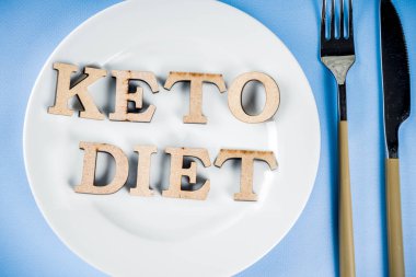 Ketogenic diyet kavramı, sağlıklı gıda arka plan, tabak, çatal, bıçak, Keto diyet ile.