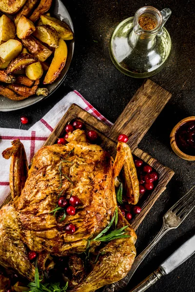 Рождество Праздничная Еда Жареная Курица Клюквой Травами Подается Жареными Овощами — стоковое фото