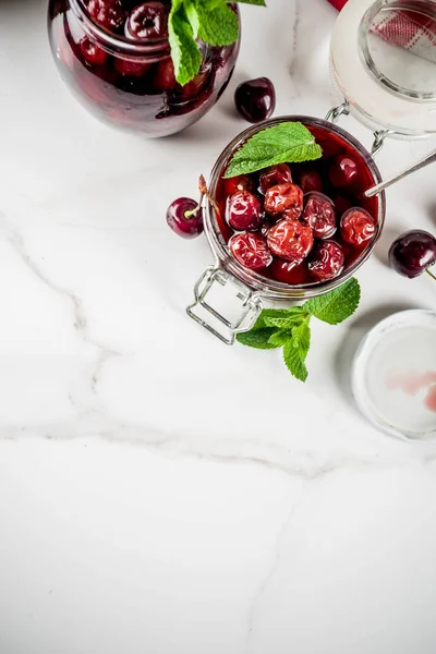 Caseiro Preservado Cereja Geléia Hortelã Com Cerejas Frescas Mármore Branco — Fotografia de Stock