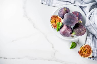 Beyaz mermer zemin üzerinde ham taze incir meyve alanı Kopyala