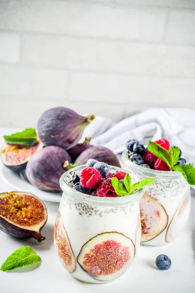 Gesunde Detox Frühstücksvorspeise Joghurt Smoothie Oder Milchshake Mit Feigen Blaubeeren — Stockfoto