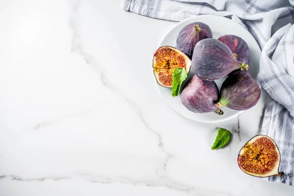 Beyaz mermer zemin üzerinde ham taze incir meyve alanı Kopyala