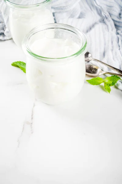 Dwa Szklane Słoiki Świeżego Domowej Roboty Jogurt Ozdobione Miętowy Biały — Zdjęcie stockowe