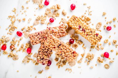 Çok tahıl granola müsli bar. Sağlıklı yiyecek, kurutulmuş meyveler, fındık, tahıl ve bal ile diyet snack. Bir beyaz mermer zemin, üstten görünüm Kopyala yer metin için.