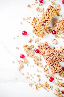 Çok tahıl granola müsli bar. Sağlıklı yiyecek, kurutulmuş meyveler, fındık, tahıl ve bal ile diyet snack. Bir beyaz mermer zemin, üstten görünüm Kopyala yer metin için.