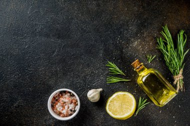 Gıda maddeleri arka plan yemek. Baharat, sarımsak, otlar, zeytin yağı. paslı siyah taş tablo. Kopya alanı yukarıdaki