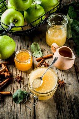 Ev yapımı elma reçel veya sosu, yeşil elma ve baharatlar, ahşap rustik arka plan kopya alanı ile 