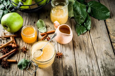 Ev yapımı elma reçel veya sosu, yeşil elma ve baharatlar, ahşap rustik arka plan kopya alanı ile 