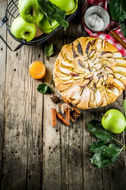 Ev yapımı elma Bisküvi pasta, kırmızı ve yeşil elma, elma ve yaprakları ile ahşap rustik tabloda ile sünger kek. Üstten görünüm kopya alanı