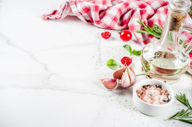 Maddeler arka plan otlar, zeytin yağı, domates sarımsak, tuz ve biber, beyaz mermer tablo kopya alanı ile pişirme