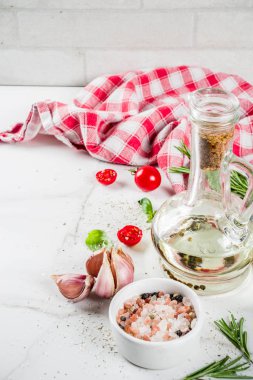 Maddeler arka plan otlar, zeytin yağı, domates sarımsak, tuz ve biber, beyaz mermer tablo kopya alanı ile pişirme