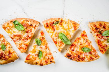 Ev yapımı dilimlenmiş peynirli klasik İtalyan pizza malzemeleri ve zeytinyağı, beyaz mermer zemin kopya alanı üstten görünüm