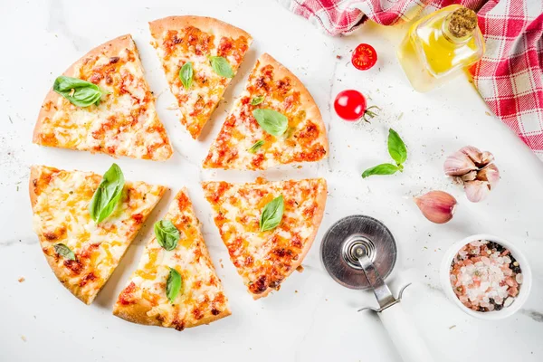 Домашняя Нарезанная Сырная Классическая Итальянская Пицца Ингредиентами Оливковым Маслом Белый — стоковое фото