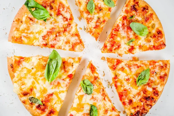 Hemmagjord Skivad Cheesy Klassisk Italiensk Pizza Med Ingredienser Och Olivolja — Stockfoto