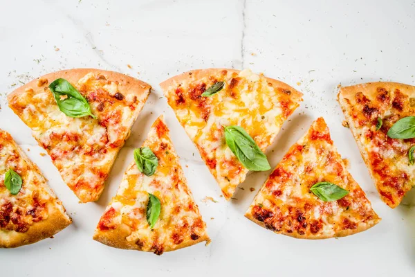 Hemmagjord Skivad Cheesy Klassisk Italiensk Pizza Med Ingredienser Och Olivolja — Stockfoto