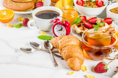 Sağlıklı kahvaltı yemek kavramı, çeşitli sabah gıda - gözleme, gözleme, kruvasan yulaf ezmesi sandviç ve granola yoğurt, meyve, meyveler, kahve, çay, portakal suyu, beyaz arka plan