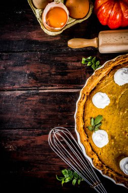 Arka plan malzemeler için turta, pişirme, pişirme sonbahar kurabiye - kabak, kabak pasta, baharat, un, yumurta, oklava, çırpma teli, yemek tarifleri için Not defteri ile eski ahşap masa üstten görünüm kopya alanı