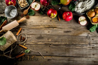 Yemek arka plan, elmalı turta Pişirme kavramı, taze kırmızı elma, tatlı baharatlar, şeker, un, oklava, mutfak eşyaları, ahşap arka plan kopya alanı pişirme yumurta, sonbahar