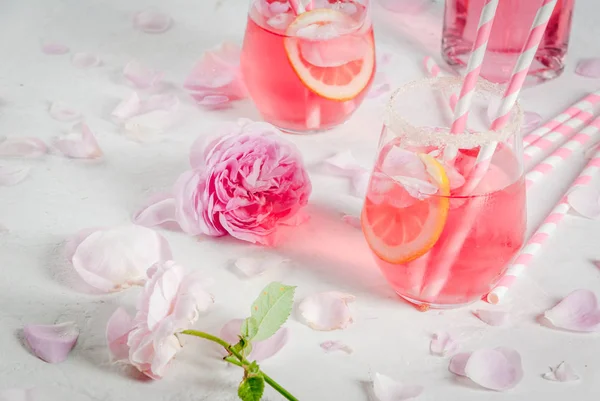 Bebidas Refrescantes Verão Cocktail Rosa Claro Com Vinho Rosa Pétalas — Fotografia de Stock