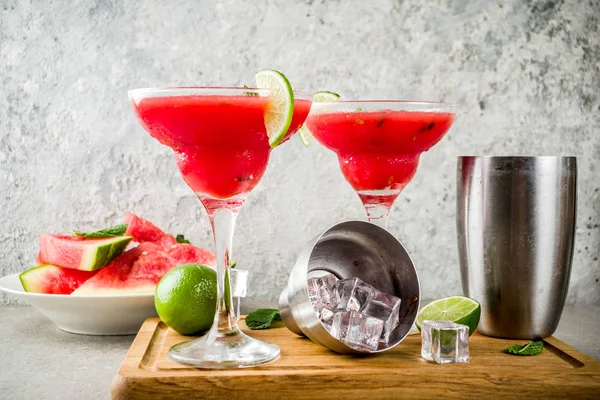 Watermeloen Margarita Cocktail Met Limoen Gesneden Watermeloen Lichte Concrete Achtergrond — Stockfoto