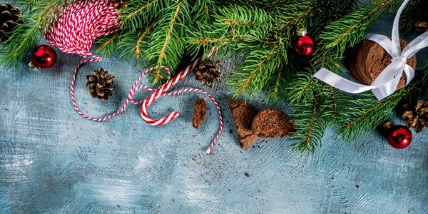 Biglietto Auguri Natalizio Con Sfondo Naturale Abete Rosso Biscotti Cioccolato — Foto Stock