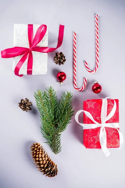 Composición Decoración Navideña Cajas Regalo Navidad Ramas Pino Bolas Rojas —  Fotos de Stock