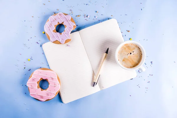 Concepto Descanso Relajación Taza Café Galletas Rosquilla Con Recubrimiento Azúcar — Foto de Stock