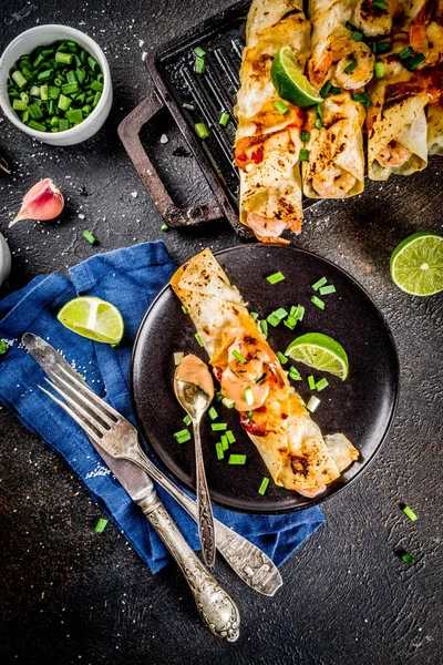 Mâncare Mexicană Latină Americană Creveți Prăjiți Prăjiți Enchiladas Jalapeno Sos — Fotografie, imagine de stoc