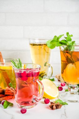 Çeşitli sonbahar kış bitki meyve ve meyve çayı, kızılcık, biberiye, nane limon ile. kireç. çiçek, tıbbi otlar ve baharatlar. 