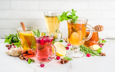 Çeşitli sonbahar kış bitki meyve ve meyve çayı, kızılcık, biberiye, nane limon ile. kireç. çiçek, tıbbi otlar ve baharatlar. 