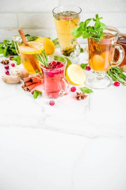 Çeşitli sonbahar kış bitki meyve ve meyve çayı, kızılcık, biberiye, nane limon ile. kireç. çiçek, tıbbi otlar ve baharatlar. 