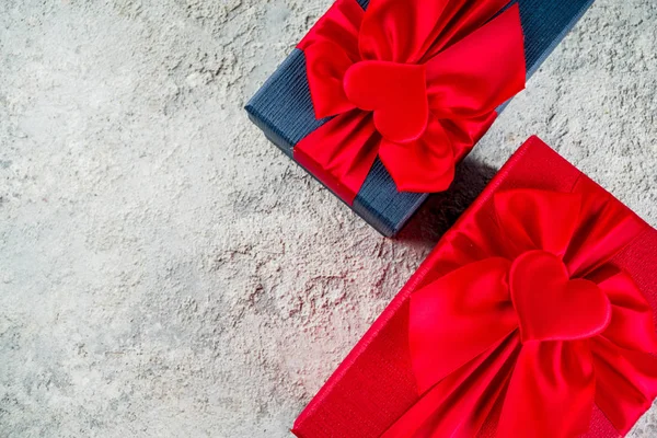 Romantický Valentýn Dárkové Krabičky Srdce Svázané Stuhy Dekorace Pohled Shora — Stock fotografie