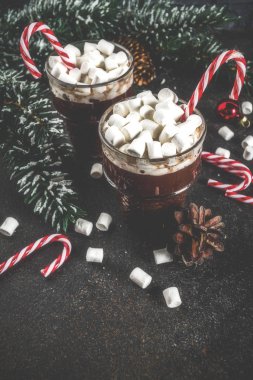 Naneli krema ve şeker kamışı tatlı Noel tatili için cam bardak sıcak çikolata, karanlık paslı arka plan kopya alanı tonda.