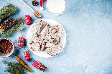Çikolatalı browni kurabiye xmas tatil dekorasyon, açık mavi beton renkli kopya alanı üstten görünüm ile şenlikli ev yapımı Noel kırık