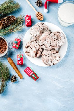 Çikolatalı browni kurabiye xmas tatil dekorasyon, açık mavi beton renkli kopya alanı üstten görünüm ile şenlikli ev yapımı Noel kırık