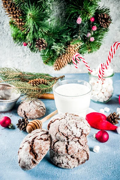 Slavnostní Vánoční Domácí Popraskané Čokoládové Sušenky Cookies Vánoční Sváteční Dekorace — Stock fotografie