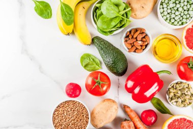 Sağlıklı gıda arka plan, trendy alkalin diyet ürünler - meyve, sebze, Hububat, deli. yağlar, beyaz mermer zemin Üstten Görünüm alanı Kopyala