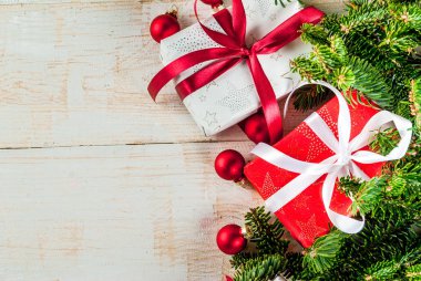 Noel tatil çam kozalakları, xmas ağacı dalları, hediye kutuları ve süslemeleri ile şenlikli arka plan top kopya alanı gösterme