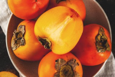 Lezzetli çiğ olgun hurma meyve karanlık paslı metal arka plan üzerinde Görünümü Kapat