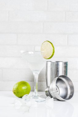 Ev yapımı yaz ferahlık içki, kireç ve limon margarita kokteyl içecek, beyaz mermer arka plan kopya alanı