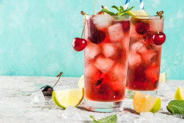 Yaz buzlu içecek içki, vişneli kola limonata ya da kokteyl açık mavi ve gri renkli kopya alanı üzerinde uzun bardak mojito