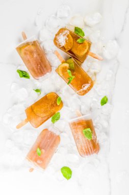 Serinletici içecekler, yaz kokteyl çubuklu dondurmayı tarifi, cuba libre donmuş, soğuk tatlı çay veya kahve, buz, kireç ve nane yaprakları beyaz mermer zemin kopya alanı üzerinde