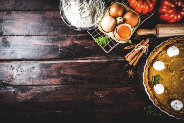 Arka plan malzemeler için turta, pişirme, pişirme sonbahar kurabiye - kabak, kabak pasta, baharat, un, yumurta, oklava, çırpma teli, yemek tarifleri için Not defteri ile eski ahşap masa üstten görünüm kopya alanı