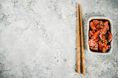 Siyah ve beyaz susam ile tepesinde Marine (Tamari, tahin, limon suyu ve bal) içinde somon balığı  